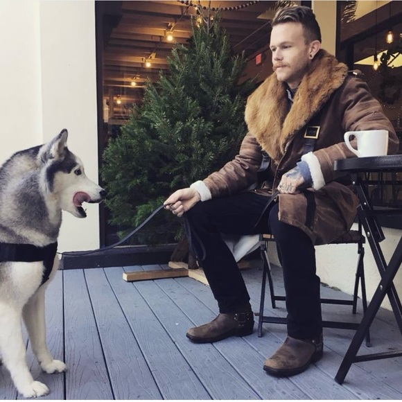 Meet your Poshmaster, Casey - Picture 1 of 3